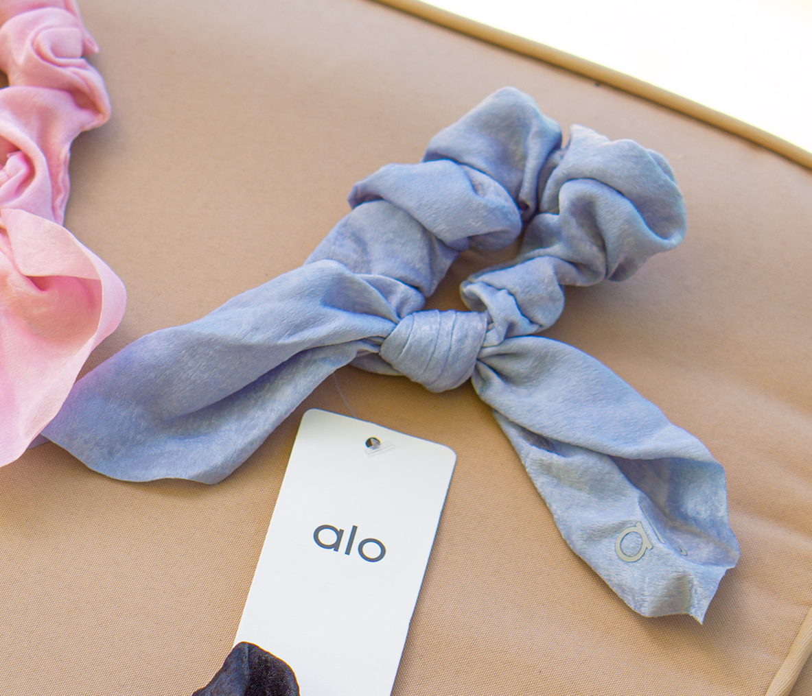 ALO YOGA  Rhythm Scrunchie