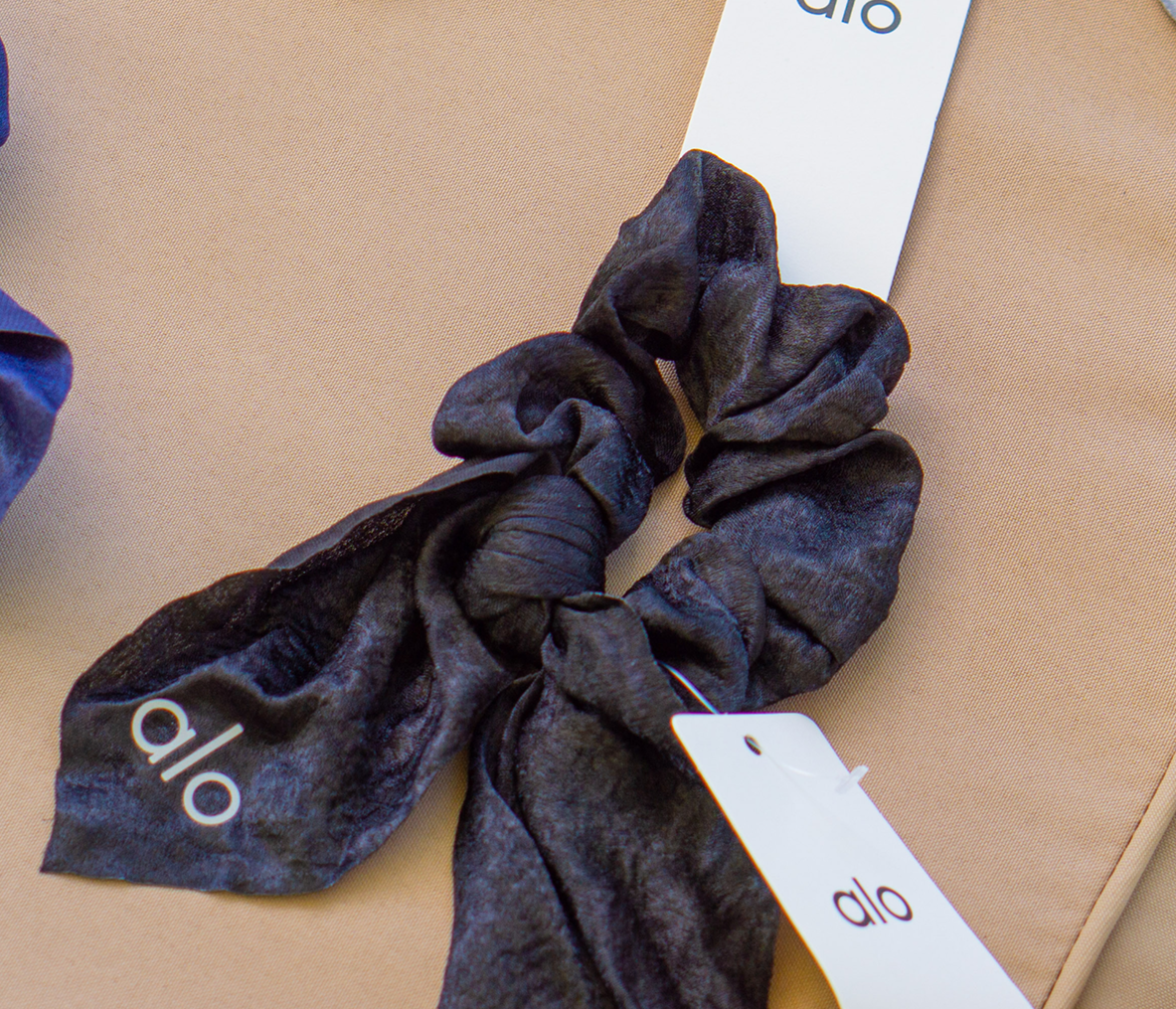 ALO YOGA  Rhythm Scrunchie