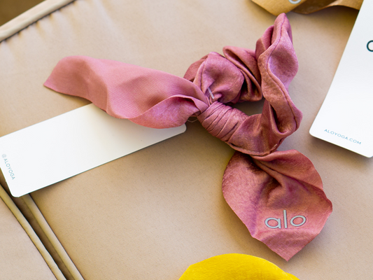 ALO YOGA  Rhythm Scrunchie