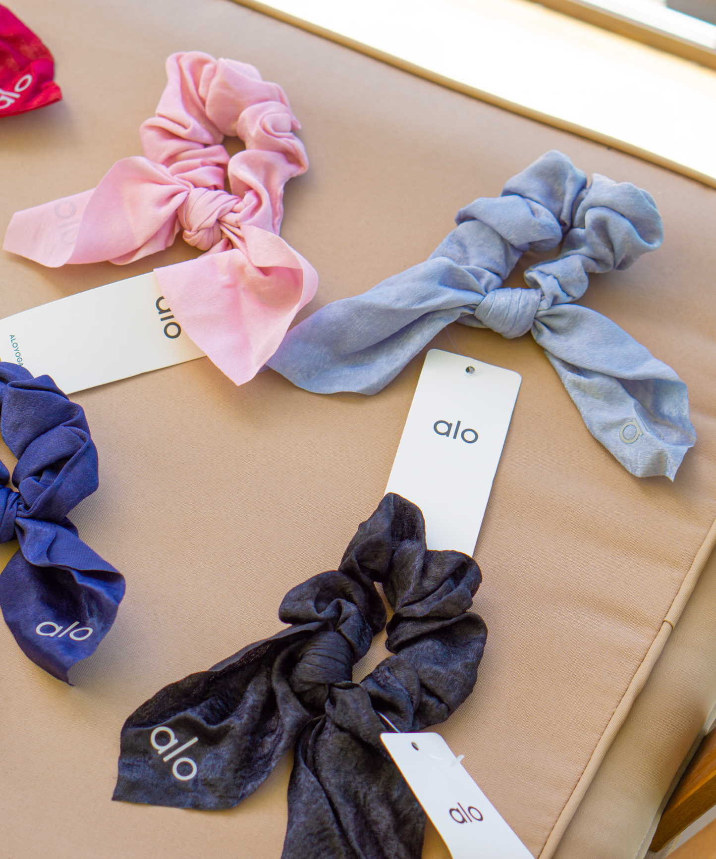 ALO YOGA  Rhythm Scrunchie