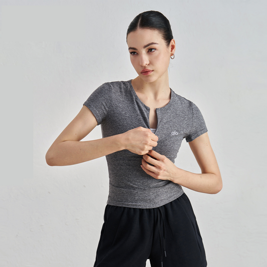 Alo Yoga Slim Zip Tee – Performance & Style